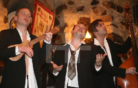 Die "Male Babes" bei einem Auftritt im Blaue Funken Turm, im Rahmen des Festivals "Musik in den Häusern der Stadt" vom KunstSalon (2)