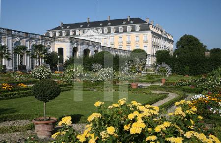 Blick auf das Brühler Schloß vom "Jardin secret" aus.