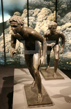 Zwei antike Läufer-Skulpturen der Herculaneum-Ausstellung in der Archäologischen Staatssammlung in München