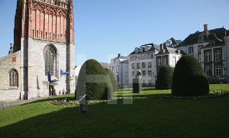 Der Henric v. Velde Plein und die St. Johannes Kirche in Maastricht, NL