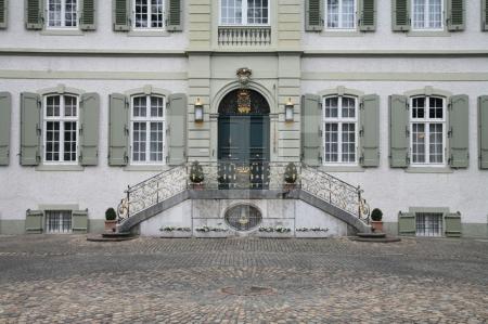 Freitreppe des Jagdschlosses im Wenken-Park in Riehen, Schweiz